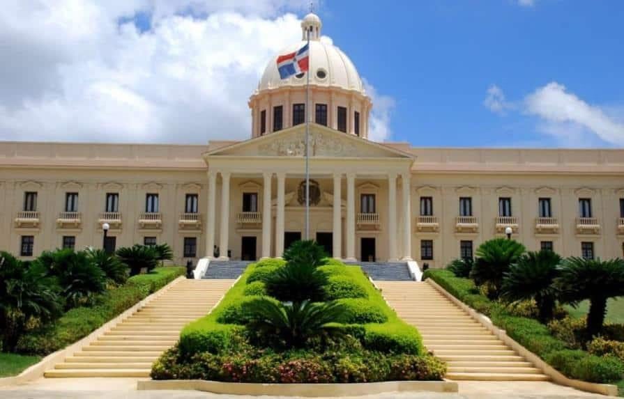Presidente Abinader ordena cancelar a varios funcionarios por apropiarse de terrenos en San Juan