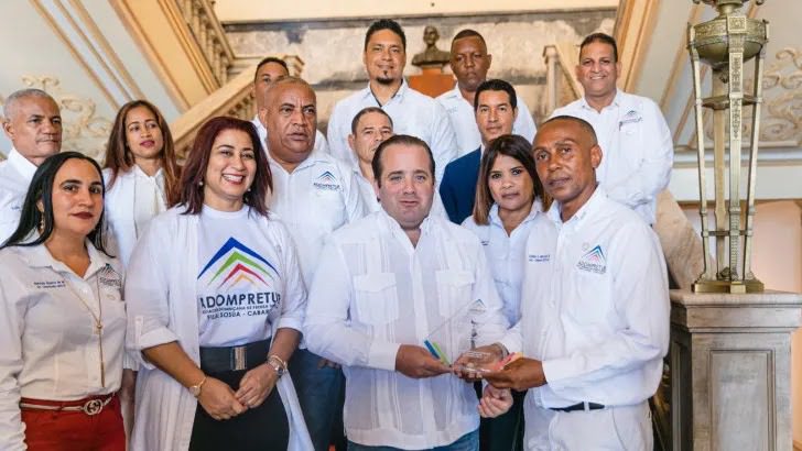 Adompretur Sosúa-Cabarete entrega reconocimiento a José Paliza por su apoyo al turismo
