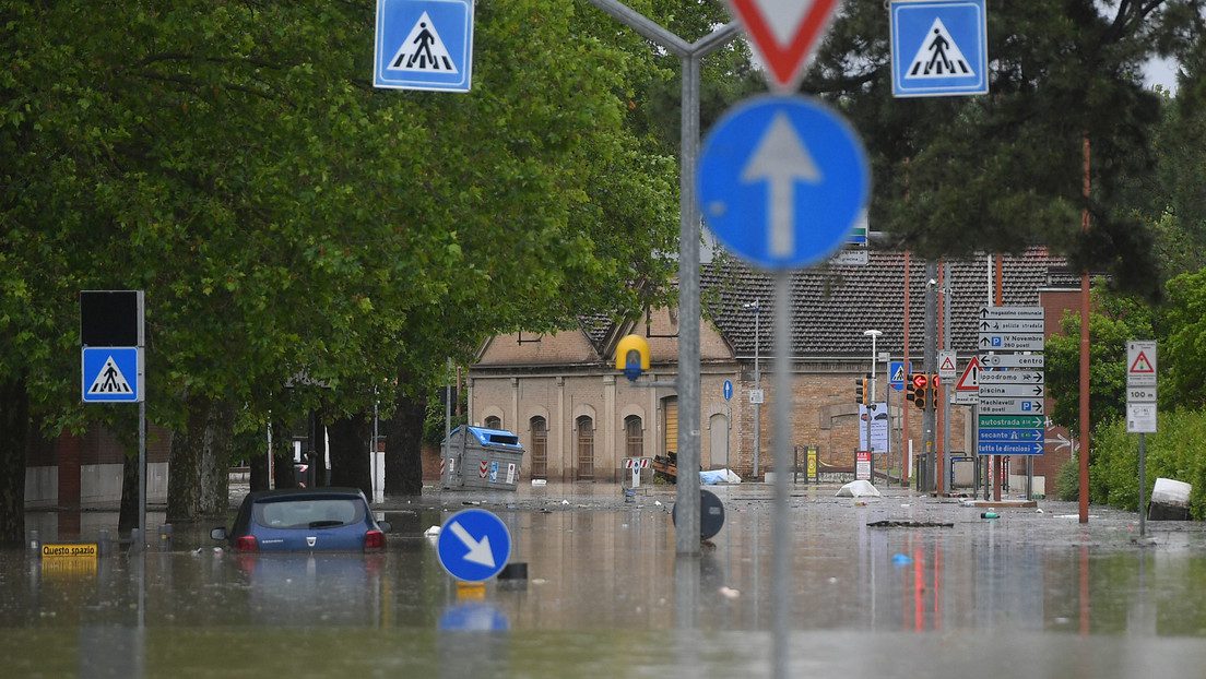 "Сomo un nuevo terremoto": coches flotan en las calles de Italia tras las masivas inundaciones