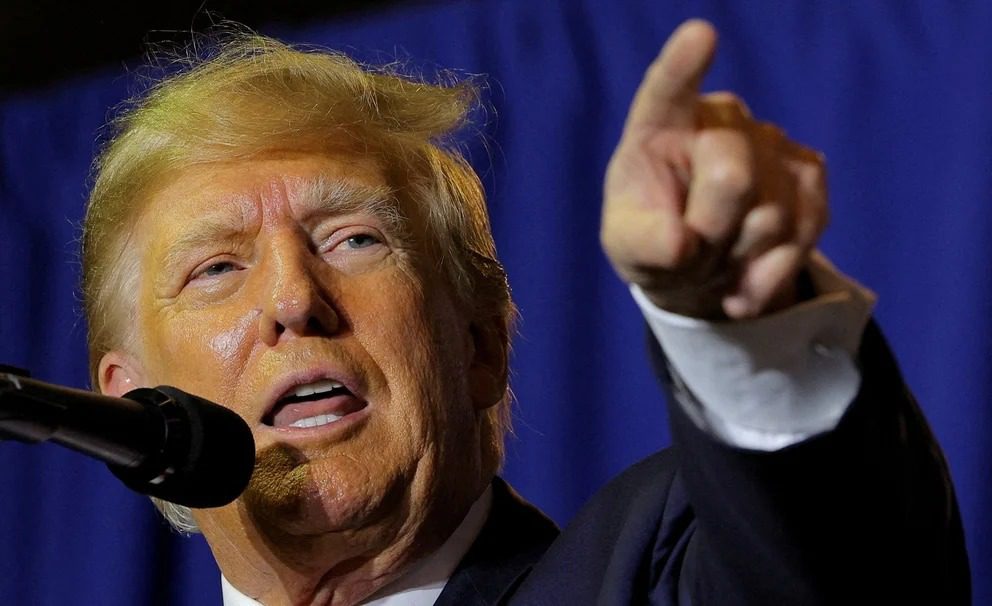 "¡Escándalo en el horizonte! Departamento de Justicia investiga a Trump por manejo de archivos clasificados" Donald Trump fue informado por la justicia federal que es investigado personalmente por el manejo de archivos clasificados de la Casa Blanca, un nuevo reto para el ex presidente estadounidense que postula a un nuevo mandato en 2024. Según varios medios de comunicación, entre ellos The New York Times y CNN, fiscales federales notificaron a los abogados del ex mandatario que la investigación ya no se limitaba a sus más cercanos colaboradores, sino que lo apuntan directamente. Los fiscales le reprochan haber conservado cajas enteras de documentos, incluso algunos clasificados como “top secret” tras su partida de Washington en 2021, y de haber rechazado restituirlos, violando leyes federales. Los medios estadounidenses no precisan cuándo fue informado el ex presidente, pero sus abogados se reunieron el lunes con responsables del Departamento de Justicia, en particular el fiscal especial Jack Smith, encargado de supervisar la investigación de manera independiente. Trump, que adelanta por ahora ampliamente a los otros candidatos tras la investidura republicana, siempre se defendió de toda malversación y se presenta como víctima de “persecución política”. “Cómo podría el Departamento de Justicia inculparme cuando no he hecho nada”, escribió el lunes en su plataforma Truth Social, al momento en que sus abogados eran recibidos por responsables de este ministerio. En Estados Unidos, una ley de 1978 obliga a todo presidente a transmitir el conjunto de sus cartas, correos electrónicos y otros documentos de trabajo en los Archivos Nacionales. Otra ley, sobre espionaje, prohíbe a cualquiera conservar documentos confidenciales en lugares no autorizados y no asegurados. Los fiscales le reprochan haber conservado cajas enteras de documentos, incluso algunos clasificados como “top secret” tras su partida de Washington en 2021, y de haber rechazado restituirlos, violando leyes federales. (AP) Al dejar la presidencia para instalarse en una lujosa residencia Mar-a-Lago, en Florida, Trump se llevó sin embargo cajas enteras de documentos. En enero de 2022, tras varios recordatorios, accedió a devolver 15 cajas que contenían más de 200 documentos clasificados. En un correo, sus abogados aseguraron que no había otras. La Policía Federal estimó, sin embargo, que no había devuelto todo y que conservaba aún muchos en su club de Palm Beach. Los agentes del FBI acudieron allí el 8 de agosto y se incautaron otras treinta cajas que contenían 11.000 documentos, entre ellos algunos muy delicados sobre Irán y China. Al denunciar fuertemente una operación mediática, sus abogados reprocharon ampliamente al FBI su publicación, según ellos innecesaria, una foto que mostraba documentos confiscados estampados con la mención “Top Secret”, sobre una alfombra floreada. Para acallar las acusaciones de juego sucio, el fiscal general Merrick Garland nombró al fiscal especial Jack Smith para supervisar esta investigación, así como otra sobre el papel de Trump en el asalto al Capitolio. Estrella porno Otro fiscal especial investiga en paralelo documentos clasificados confidenciales encontrados al inicio de año en una antigua oficina en el domicilio del presidente demócrata Joe Biden por sus abogados. Donald Trump fue acusado de 34 delitos por silenciar con dinero su relación con la actriz porno Stormy Daniels. (REUTERS) Estos hallazgos, así como otros en una residencia del ex vicepresidente Mike Pence, permitieron a Trump relativizar su conducta, aunque Biden siempre cooperó con la justicia, al restituir por voluntad propia los documentos, mucho menos numerosos. El multimillonario republicano también se sirvió de esos hallazgos para unir a sus seguidores cuando lo alcanza la justicia. Así ocurrió especialmente en abril, cuando la justicia del estado de Nueva York le acusó de falsificar documentos contables en relación con el pago de 130.000 dólares a la actriz porno Stormy Daniels antes de las elecciones de 2016, a cambio de su silencio sobre una supuesta relación. Era la primera vez en la historia de Estados Unidos que un ex presidente era objeto de un proceso penal. (Con información de AFP)
