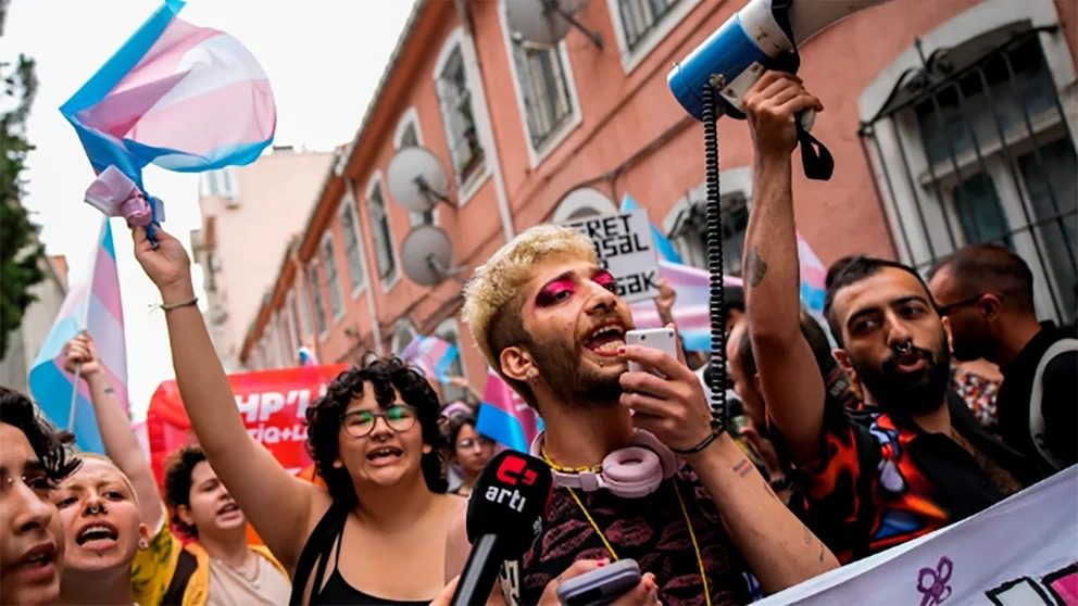 "Violenta represión policial en Estambul: 8 activistas LGBTI detenidos durante la marcha del Orgullo"