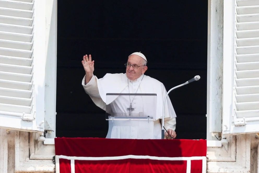 "El milagroso regreso del Papa Francisco: Conmueve a los fieles al agradecer con todo su corazón el apoyo recibido tras su operación"