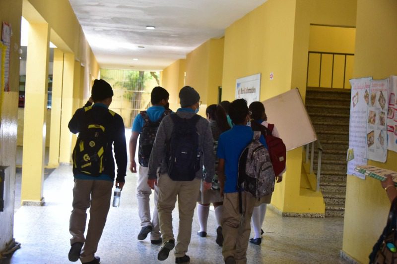 "Minerd adopta enfoque preventivo para erradicar la presencia de pandillas en las escuelas" El ministro de Educación, Ángel Hernández, informó ayer que la institución que dirige, en lugar de trabajar en un plan orientado específicamente a debilitar la presencia de jóvenes en el sistema educativo que formen parte de pandillas delincuenciales, se enfocan en métodos de prevención ante posibles situaciones. “Nuestra labor debe ser preventiva”, indicó para señalar que existen dos tipos de accionar para darle valor a eso, una a través de la orientación y psicología en los centros, y la otra dando protagonismo a la Policía Escolar. En entrevista para Listín Diario, indicó que “es obvio que las bandas juveniles son una realidad en la sociedad de hoy y eso reclama el concurso de la familia para superar los problemas sociales”, sobre todo desde la prohibición de cohibir a un dominicano de recibir la educación. Hernández aseguró que el requerimiento de un acompañamiento de los sectores sociales es en pro de realizar su labor en las escuelas, que es enteramente preventiva, ante el ataque de detractores que forman parte desde dentro, ya que son alumnos, a los que no se les puede impedir el derecho a la educación. “Los jóvenes en conflicto con la ley son una realidad, pero en educación debemos evitar la discriminación. Ahora, si dentro de los centros escolares incurren en violaciones, entran los organismos indicados antes”, aseveró señalando a la Policía Escolar y Orientación y Psicología. Seducidos por el entorno El coronel Frank de los Santos, el director de la Dirección Antipandillas de la Policía Nacional, expresó hace pocos días que grupos delictivos están frecuentando los alrededores de las escuelas en un intento de seducir a jóvenes para unirse a su círculo. En respuesta, el ministro indicó que las escuelas deben ser lugares seguros donde tanto docentes como alumnos puedan “trabajar en un clima de tranquilidad”, donde impere la disciplina y el respeto a las buenas costumbres; sin embargo, el “entorno social a veces no ayuda” y la escuela no puede resolver problemas sociales. Hernández apeló también a que los padres asuman el compromiso de velar para que sus hijos asistan a las escuelas y tengan el comportamiento adecuado dentro de los recintos. “La escuela sola no puede resolver los problemas sociales. Se requiere que los padres y la comunidad se involucren”, destacó. Según el funcionario, la unidad de la pluralidad de los involucrados será lo que permitirá que la tranquilidad impere en el entorno para que predomine una “cultura de paz”. “Es la unidad escuela-comunidad lo que permitirá llevar un clima de tranquilidad al entorno escolar. Todos juntos podremos cultivar nuevas relaciones que permitan una escuela en donde predomine una cultura de paz”, afirmó el funcionario. Antipandillas La policía antipandillas había dicho que, en coordinación con la Policía Escolar y las autoridades educativas, trabajaban en un plan de “prevención y orientación” para contrarrestar las intervenciones de los grupos delictivos en sectores como El Capotillo y otros del Gran Santo Domingo. Según habían expresado, el propósito es trazar orientaciones para que los jóvenes en edad preuniversitaria conozcan los diferentes tipos y modalidades de las pandillas, así como lograr brindarles herramientas para “dar respuestas cuando se vean involucrados en una situación de esta categoría”, en la que sean seducidos para integrarse a grupos delincuenciales. “La casa y las escuelas son el principal hogar preventivo de las pandillas”, subrayaron.