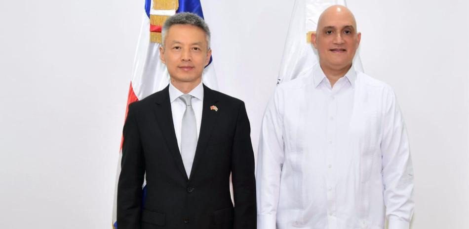 Nuevo embajador de la República Popular China visita al ministro de Economía