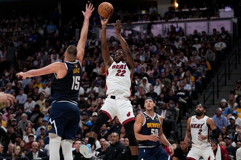 Heat da la vuelta al final y empata las Finales de la NBA 1-1 al vencer por 111-108 a Nuggets