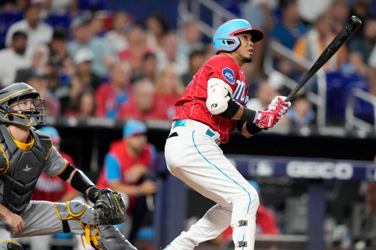 Marlins derrotan 4-3 a Piratas tras 11 innings, Arráez batea para .401