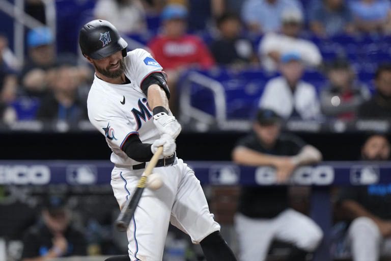 Marlins se sobrepone a una desventaja de 4 carreras y supera por 9-6 a Reales