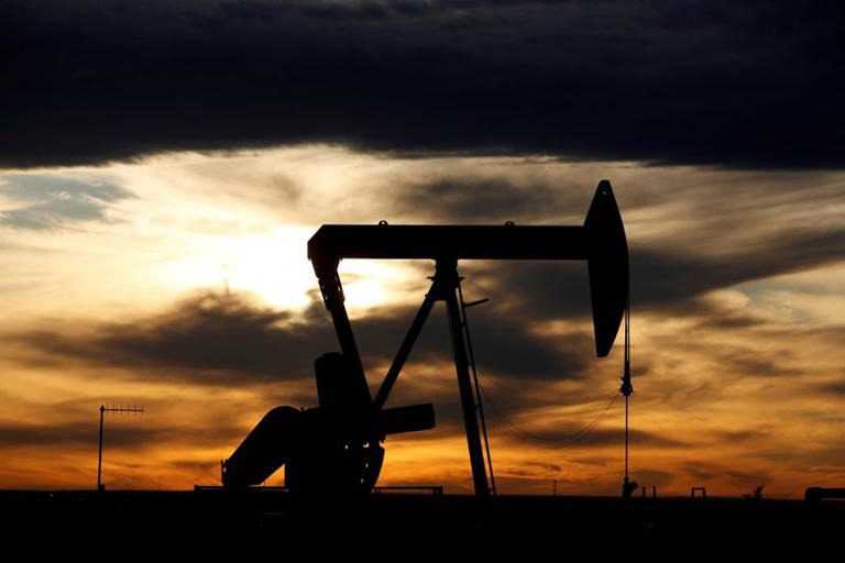 Los precios del petróleo caen 4%, con la atención del mercado puesta en la Fed