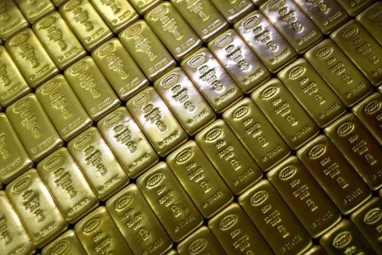 El oro sube por esperanzas de una pausa en alzas de tasas de la Fed, debilidad del dólar