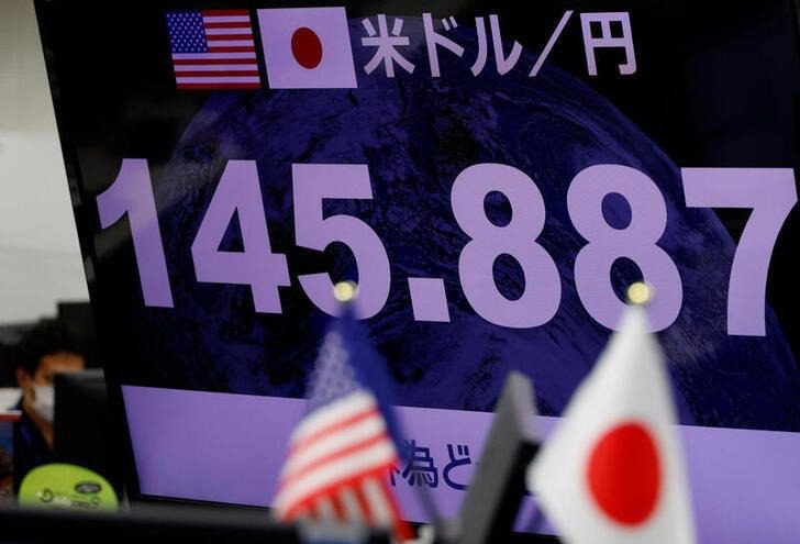 Dólar cae desde máximos de 15 meses frente al rublo