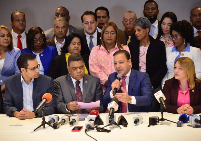 Abel Martínez entrega anteproyecto de ley para eliminación anticipo