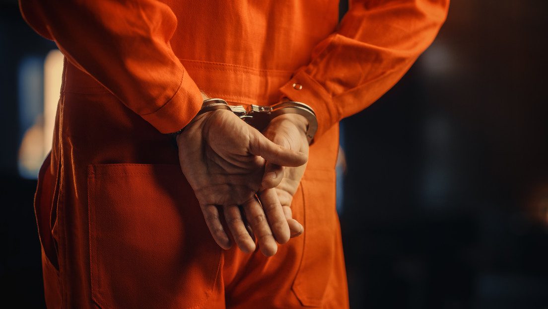 Asesino doble asesta un codazo a su abogado durante una audiencia judicial