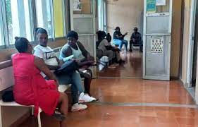 Acostar dos pacientes por cama es "algo viejo" en maternidad de Higüey, según el CMD