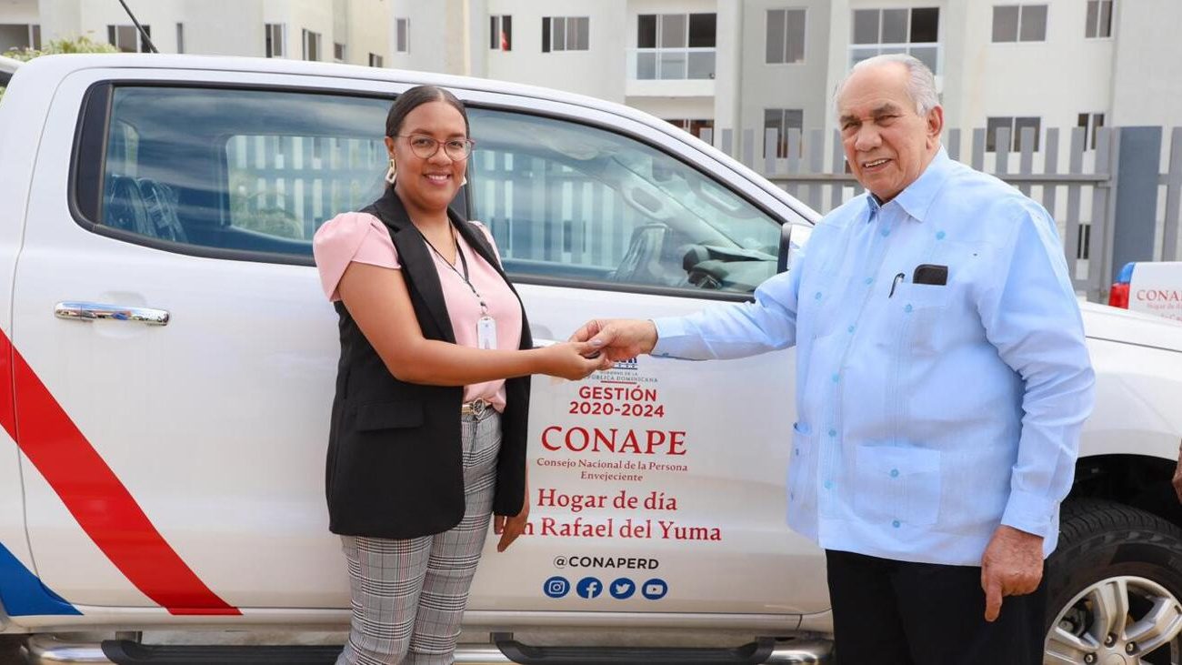 CONAPE entrega vehículos a centros de atención para garantizar la calidad del servicio a los adultos mayores