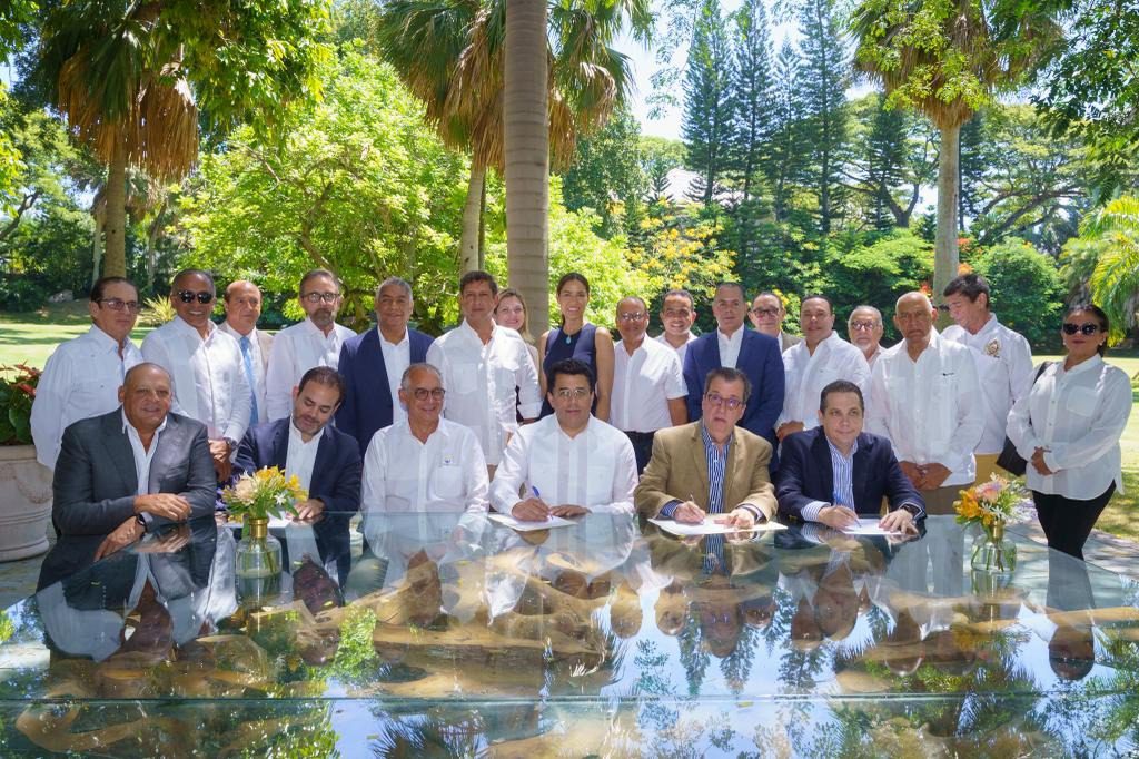 Collado y empresarios de Santiago planifican inversión turística de más de 400 millones de pesos.