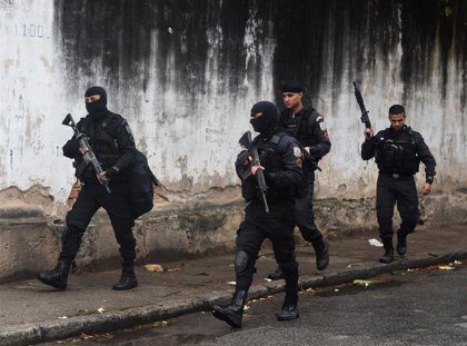 Criminales incendian un blindado de la Policía Militar en Río de Janeiro por la muerte de un narco