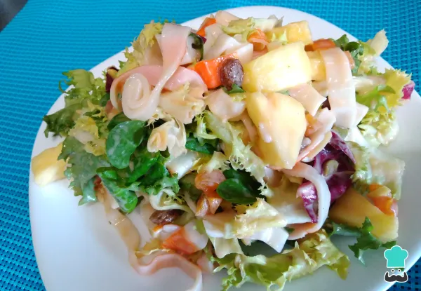 Receta de Ensalada con piña y palitos de cangrejo
