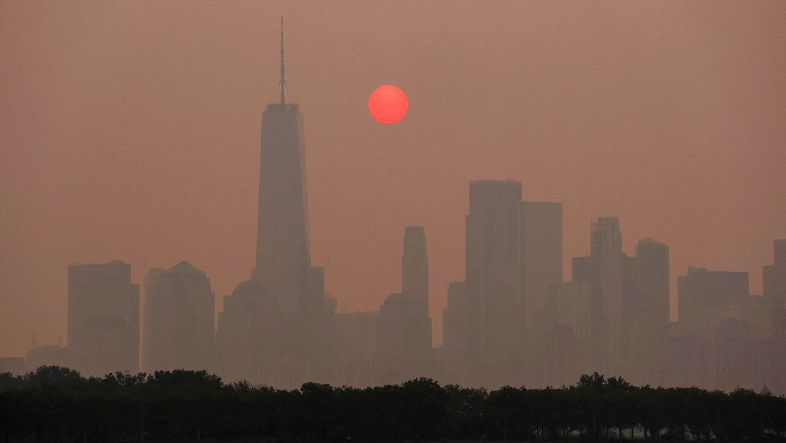"El oscuro abrazo del humo: Incendios en Canadá cubre Nueva York y ponen en alerta al noreste de EE UU"