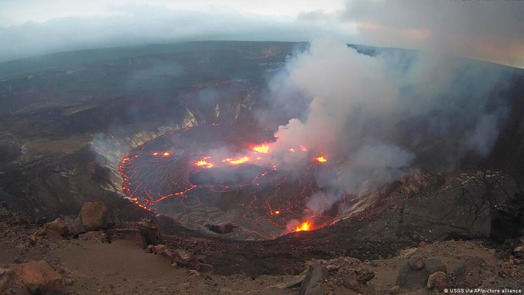 El volcán Kilauea en la isla Hawái entra en erupción
