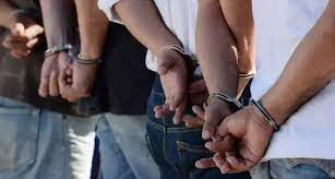 En Santiago, cinco personas son detenidas con diez paquetes sospechosos de contener cocaína, mientras se incautan vehículos, armas y dinero.