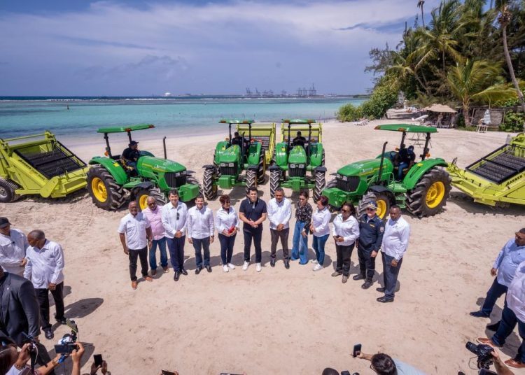 Collado entrega equipos para retirar sargazo de varias playas
