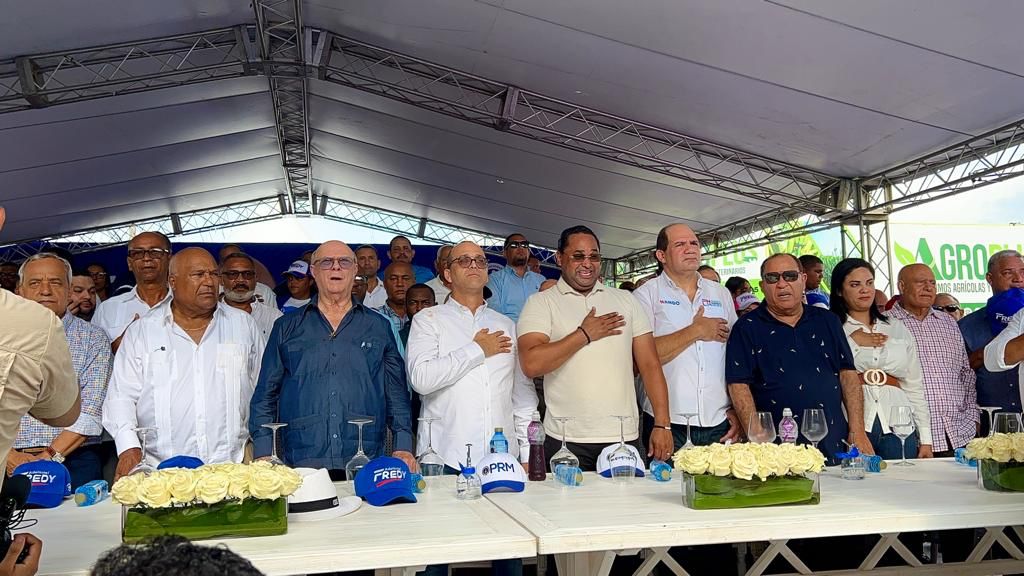 Fredy Fernández arranca su campaña senatorial en Hermanas Mirabal con apoyo de dirigentes