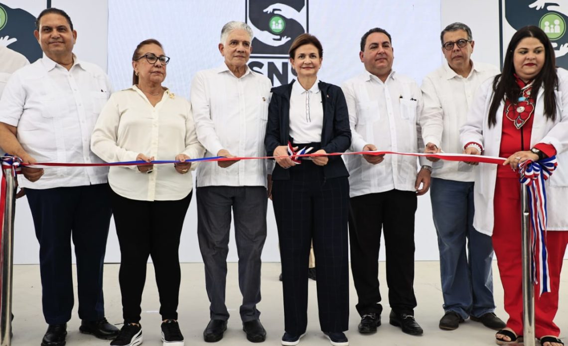 Vicepresidenta entrega ampliación Emergencia y remozamiento hospital de Navarrete