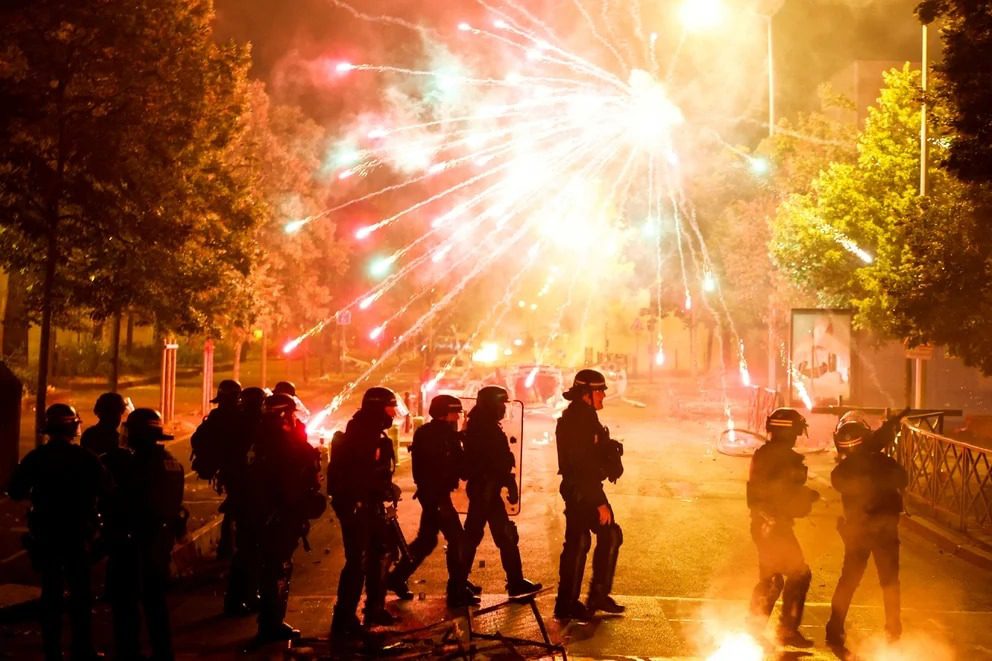 Al menos 667 personas han sido detenidas en Francia durante la tercera noche consecutiva de protestas por la muerte a tiros de un joven de 17 años a manos de un agente en un control policial.