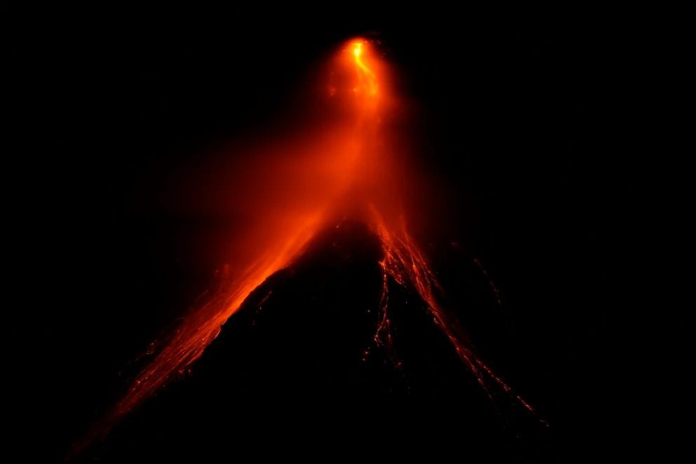 Volcán Mayón desata el terror: 14.000 personas huyen ante la inminente catástrofe en Filipinas"