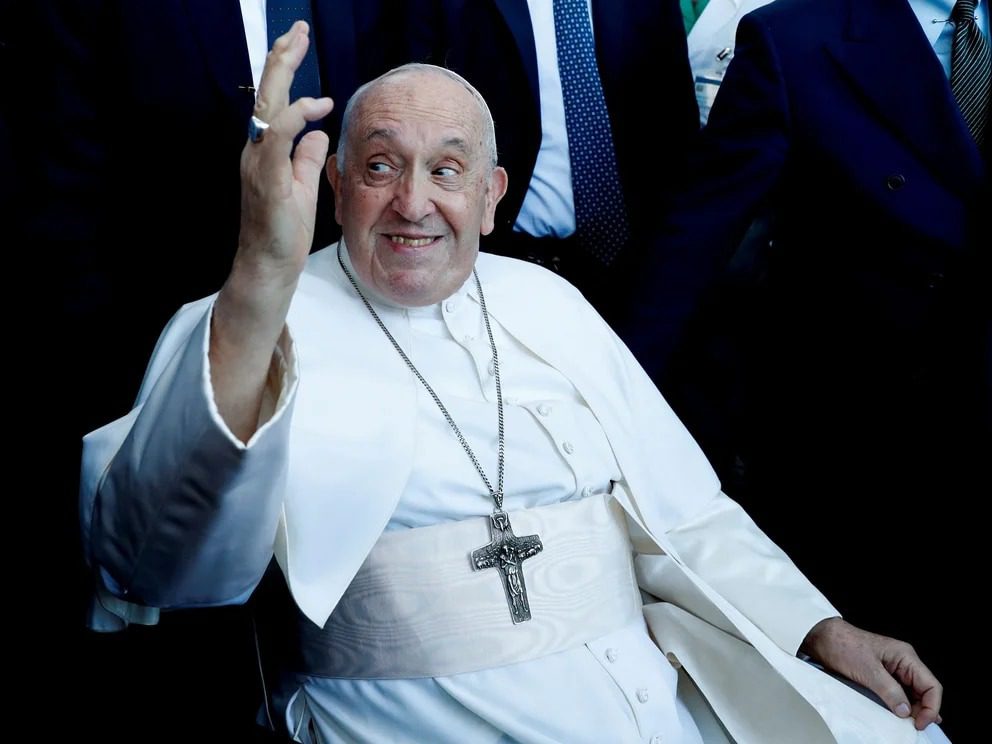 "Volviendo a su rebaño: El Papa Francisco se recupera exitosamente de la operación de hernia abdominal en el hospital Gemelli de Roma"