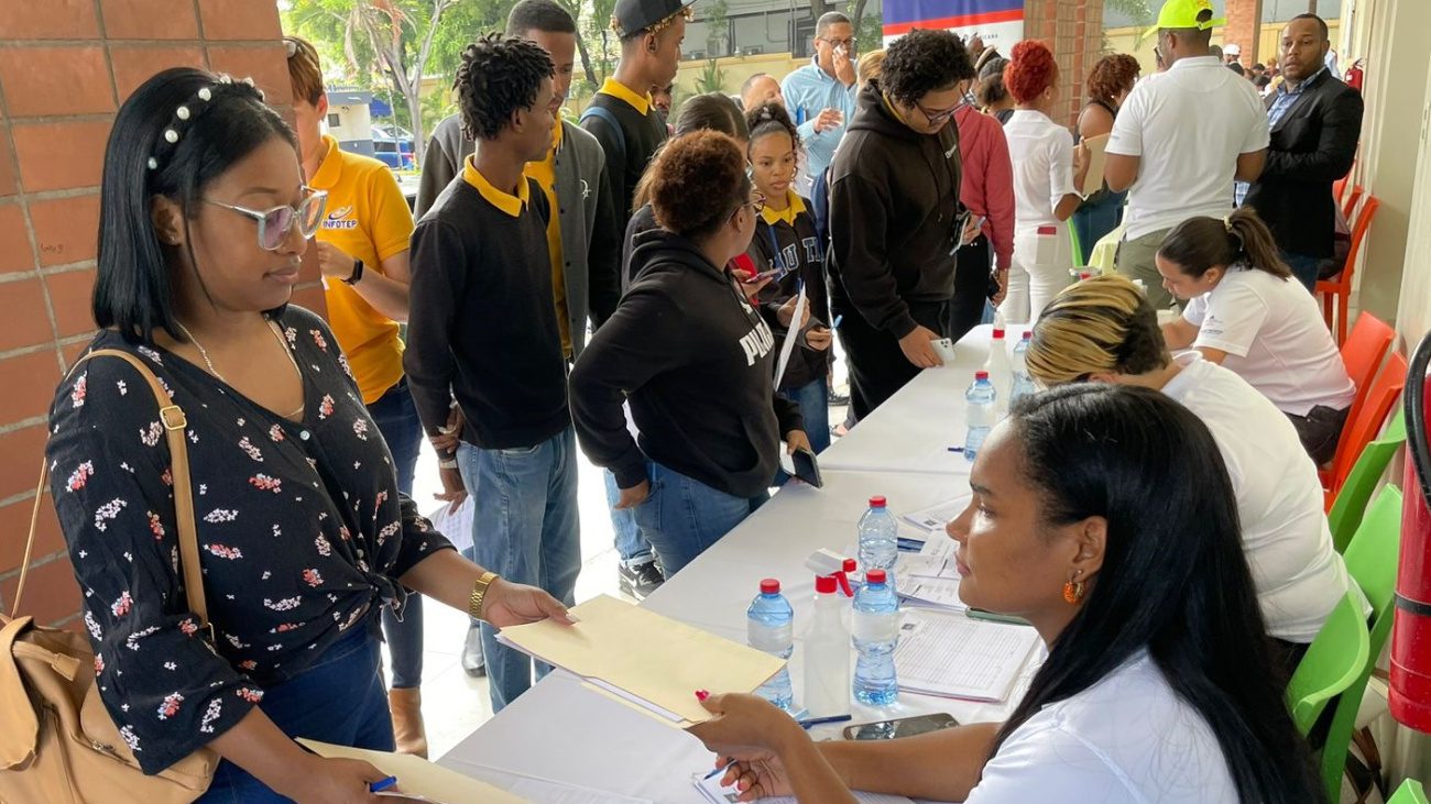 Más de 200 personas acuden en feria de empleos realizada en INFOTEP