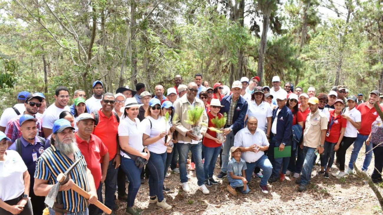 Ministerio de Trabajo siembra unas 5,000 plantas como parte del Plan Nacional de Reforestación en San José de las Matas