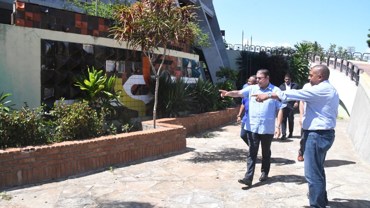 Ministro de Deporte supervisa remozamiento del coliseo Carlos (Teo) Cruz, con inversión de 33 millones de pesos