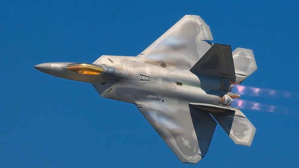 "¡Enfrentamiento en Medio Oriente! Estados Unidos despliega cazas F-22 para hacer frente a la creciente amenaza rusa"