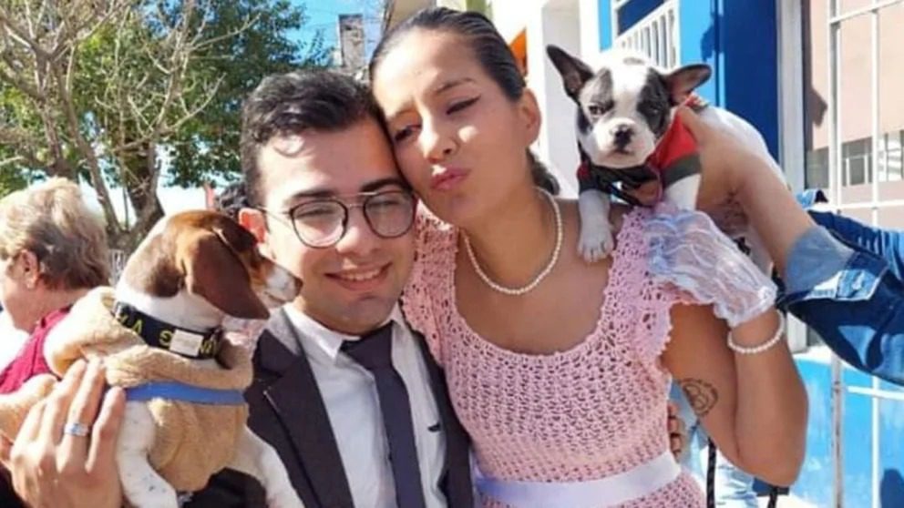 La extraña historia detrás de la invitación al casamiento de César Sena y Cecilia Strzyzowski