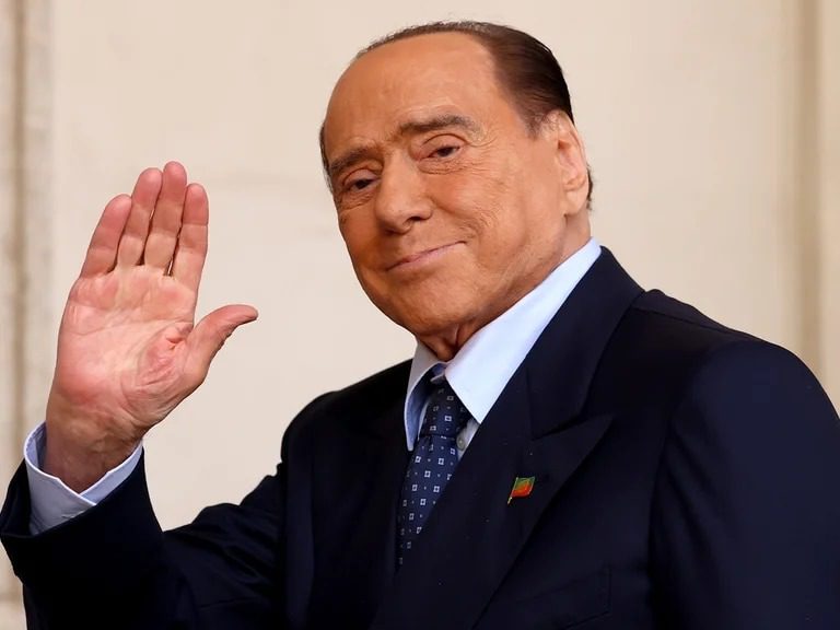 "La despedida de una figura polémica: Silvio Berlusconi muere a los 86 años, generando un legado lleno de controversias"