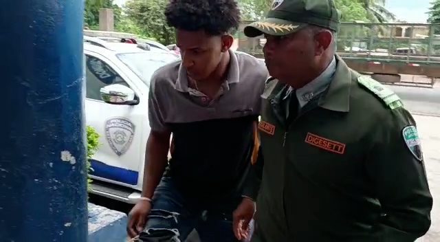 Prisión preventiva para conductor que causó muerte de estudiantes y chofer tras impactar autobús escolar en Hato Mayor