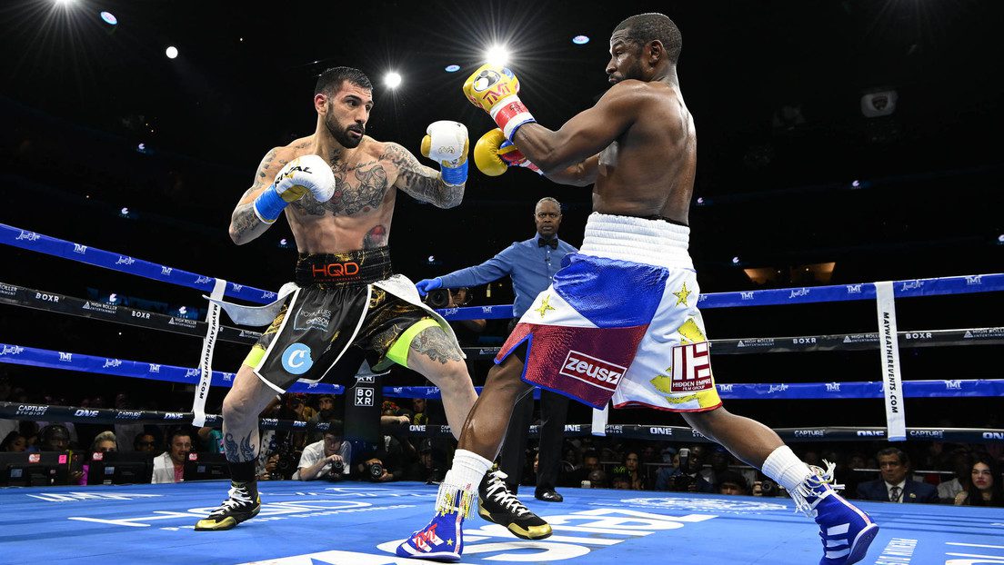 Pelea de exhibición de Floyd Mayweather termina en trifulca en el 'ring' y en las gradas