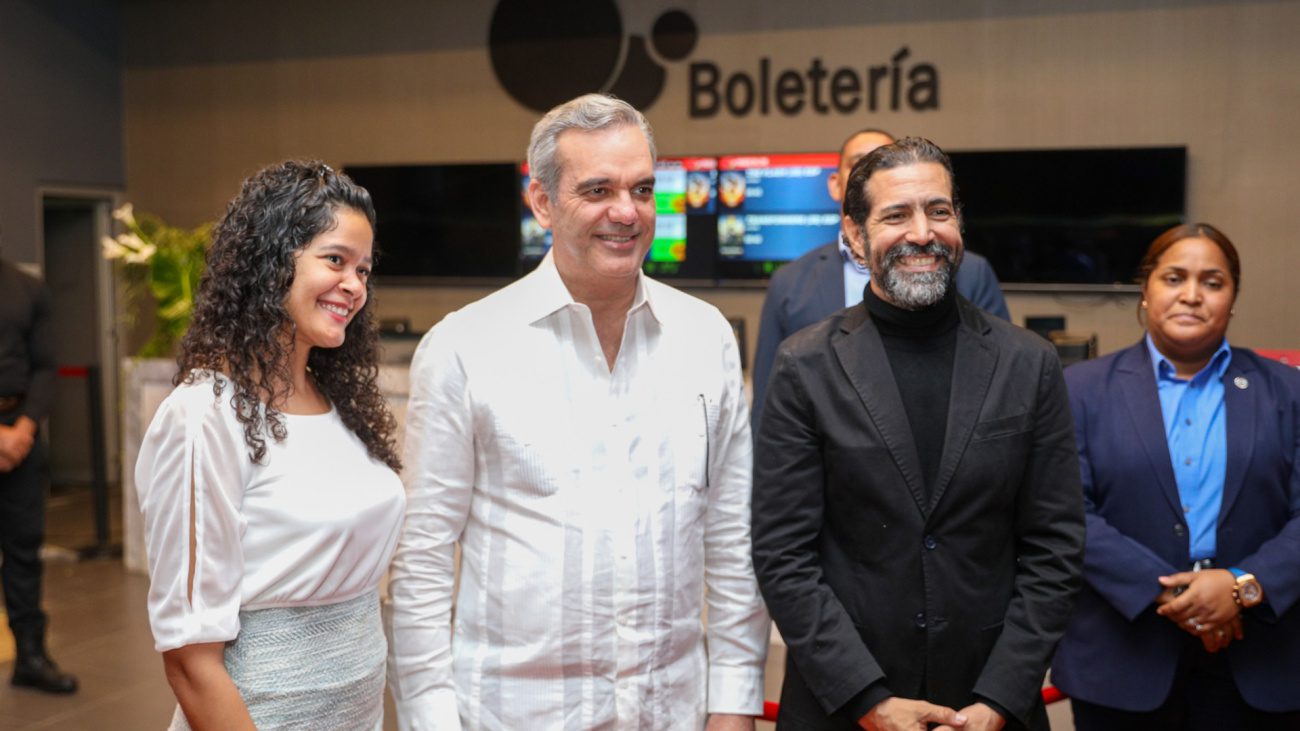Presidente Abinader asiste a gala premiere de nueva película dominicana "Rango de Honor"