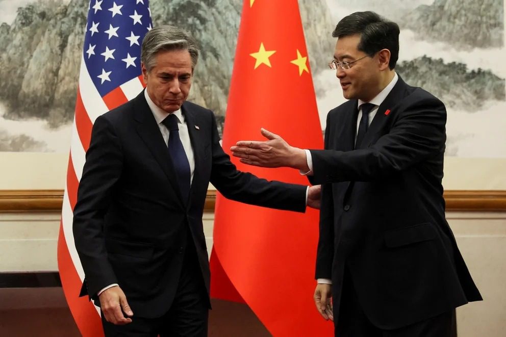 "Choque diplomático: Blinken enfrenta a China en su histórico primer encuentro con el canciller Qin Gang"