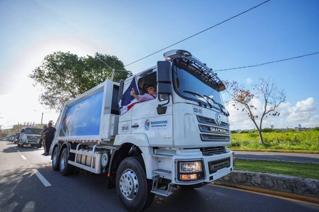 Ayuntamiento de SDE presenta segunda flotilla de camiones recolectores de basura