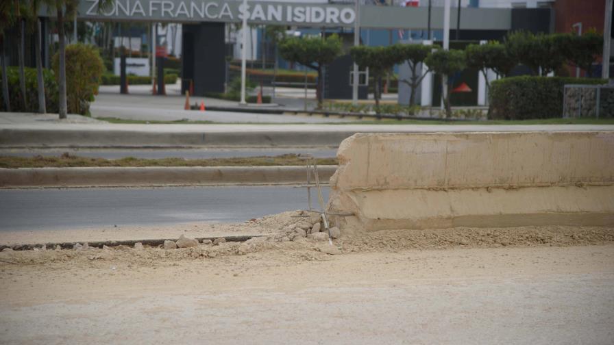 Obras Públicas destruye parte del muro autopista San Isidro en busca de solución