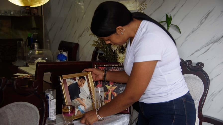 Madre de estudiante muerto por golpiza de compañeros en SDE: "Cada día es más duro sin él"