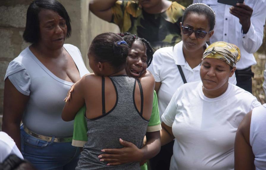 Gran pesar durante sepelio de estudiantes que murieron en accidente en Hato Mayor