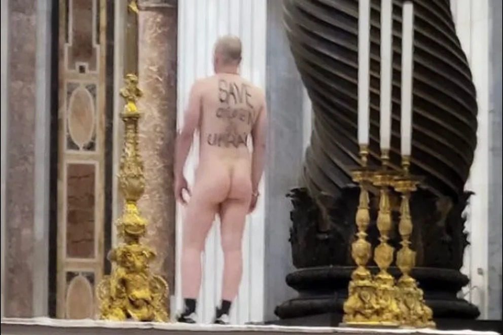 Un hombre desnudo irrumpió en el Vaticano para manifestar su rechazo a la invasión de Rusia en Ucrania