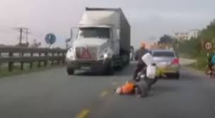 Una niña se salva 'in extremis' de ser embestida por un camión