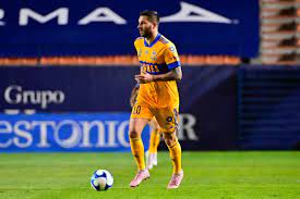 André-Pierre Gignac le entregó su Balón de Oro de la Liga MX a un joven futbolista con discapacidad