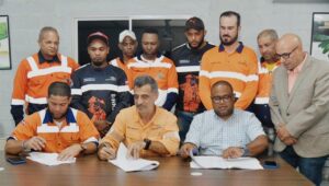 1.- Junior García, nuevo secretario general del Sitracema.2.- Paul Marinko, presidente de CORMIDOM3.- Ariel Acevedo, secretario general de la Federación Unitaria de Trabajadores de las Minas, la Metalurgia, la Energía, la Química, los Combustibles y los Servicios Afines (Futrametal).