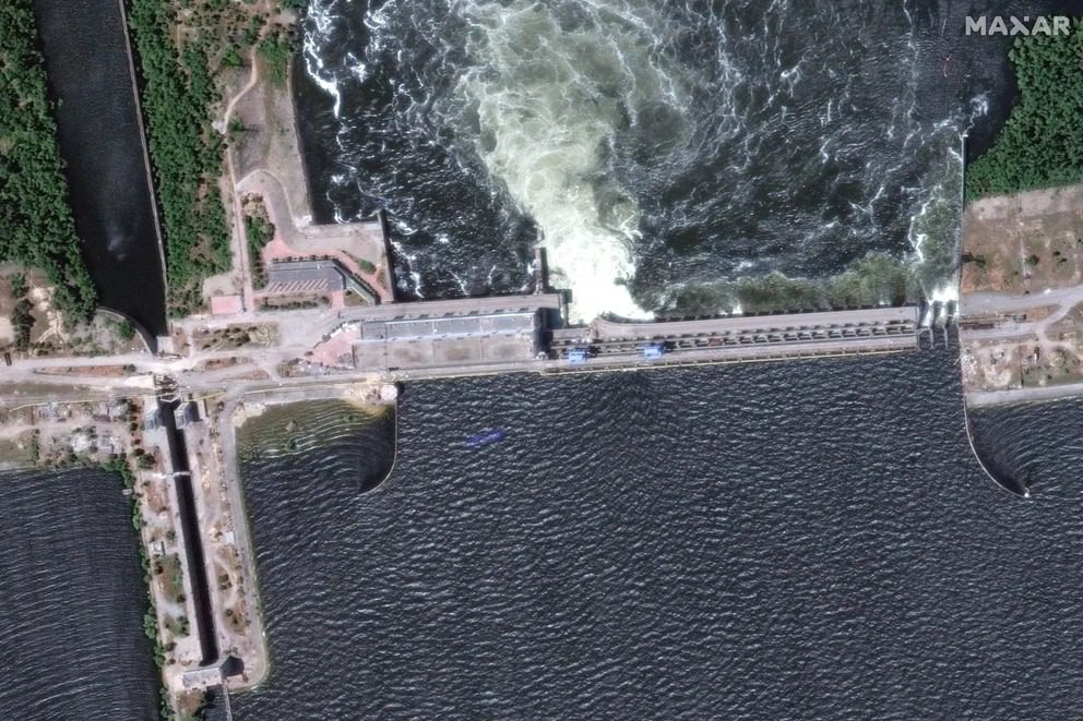 "Catástrofe inminente: La represa de Kajovka en Ucrania colapsa, generando una amenaza sin precedentes para la seguridad alimentaria y el ecosistema"