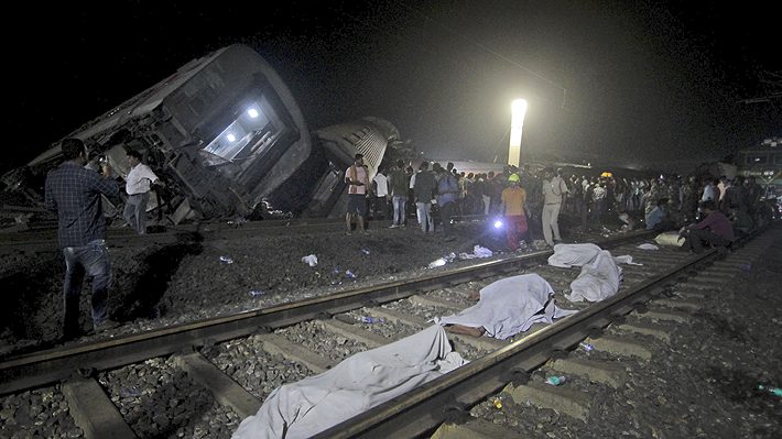 India continúa labores de rescate tras accidente de trenes y eleva a 238 los fallecidos y a más de 900 los heridos 